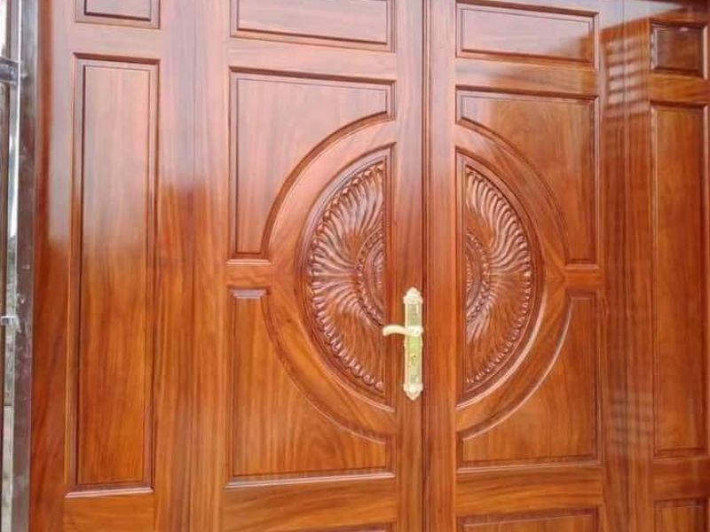 so sánh mẫu cửa thép vân gỗ trong nước
