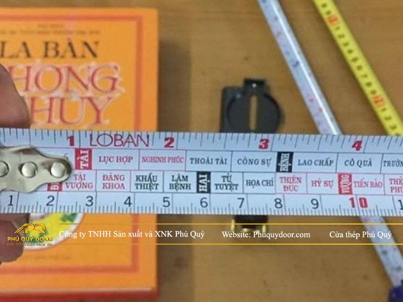 cách sử dụng thước mét lỗ ban phú quý door