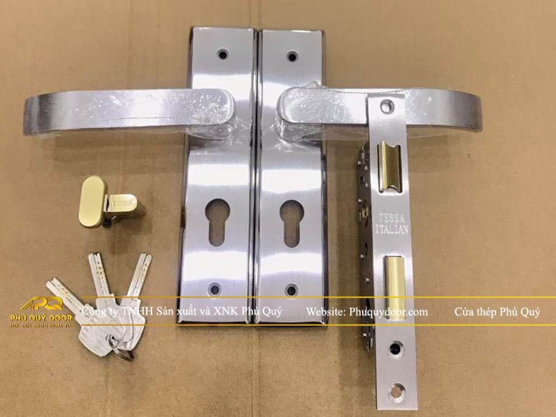 chất liệu khóa cửa phòng